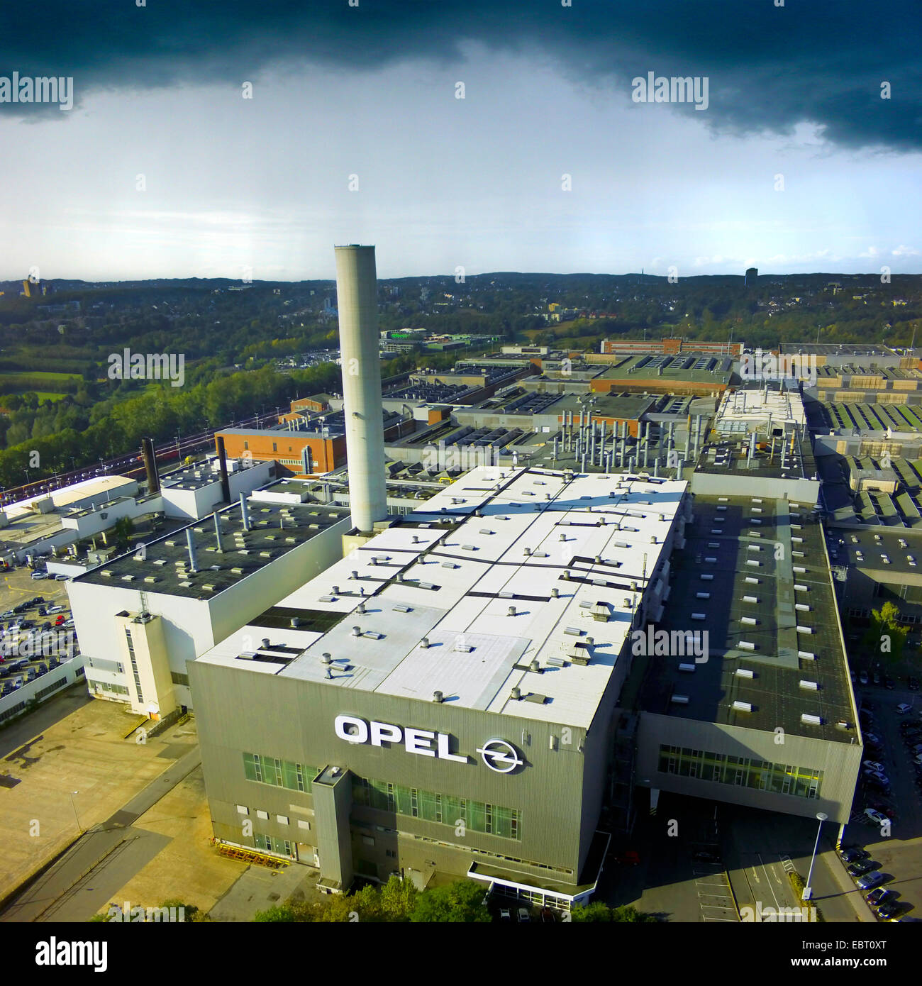 dunkle Wolken über Opel Werk in Bochum, Deutschland, Nordrhein-Westfalen, Ruhrgebiet, Bochum Stockfoto
