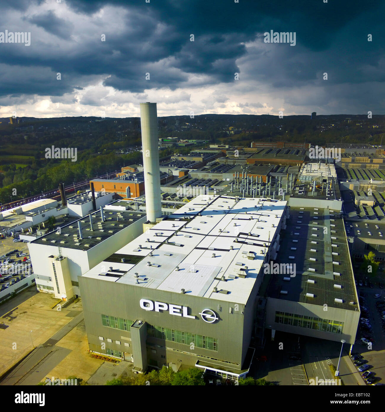 dunkle Wolken über Opel Werk in Bochum, Deutschland, Nordrhein-Westfalen, Ruhrgebiet, Bochum Stockfoto