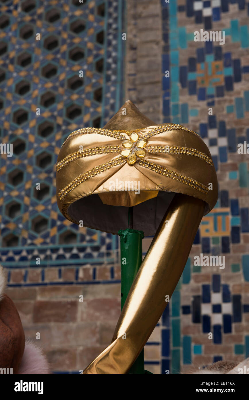 Souvenirs im Hof des Sherdor Madrassa am Registan-Platz, Samarkand, Usbekistan, Asien Stockfoto