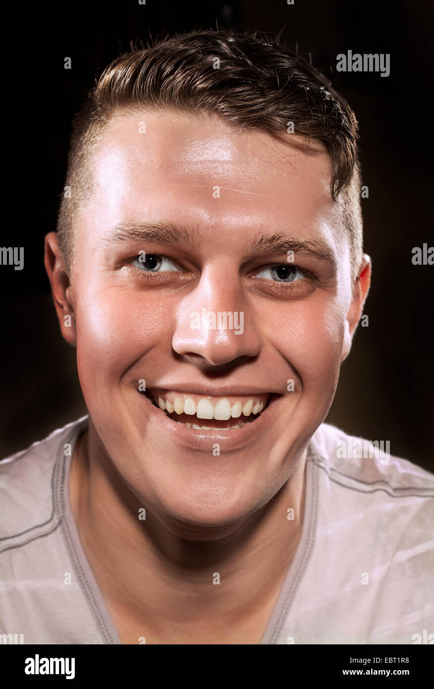 Einem weißen europäischen männlichen Alter 25 als ein Porträt in einem Studio fotografiert. Stockfoto