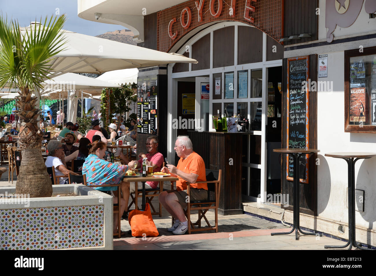 ESSEN DRAUßEN BEI SCHÖNEM WETTER IN CARTAGENA SPANIEN Stockfoto