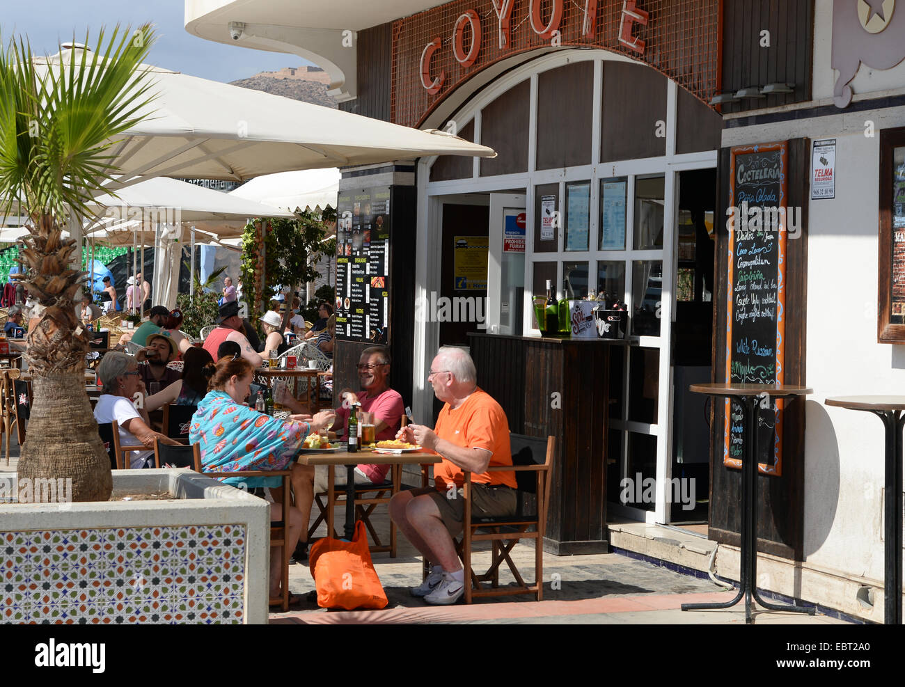 ESSEN DRAUßEN BEI SCHÖNEM WETTER IN CARTAGENA SPANIEN Stockfoto