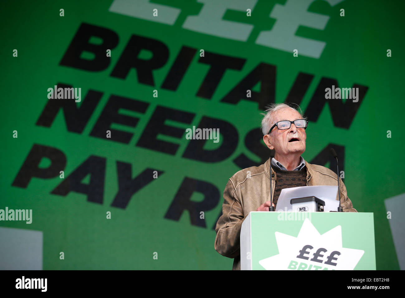 Harry Leslie Smith spricht bei einem Protest gegen sinkende Reallöhne in London am 18. Oktober 2014 sammeln. Stockfoto