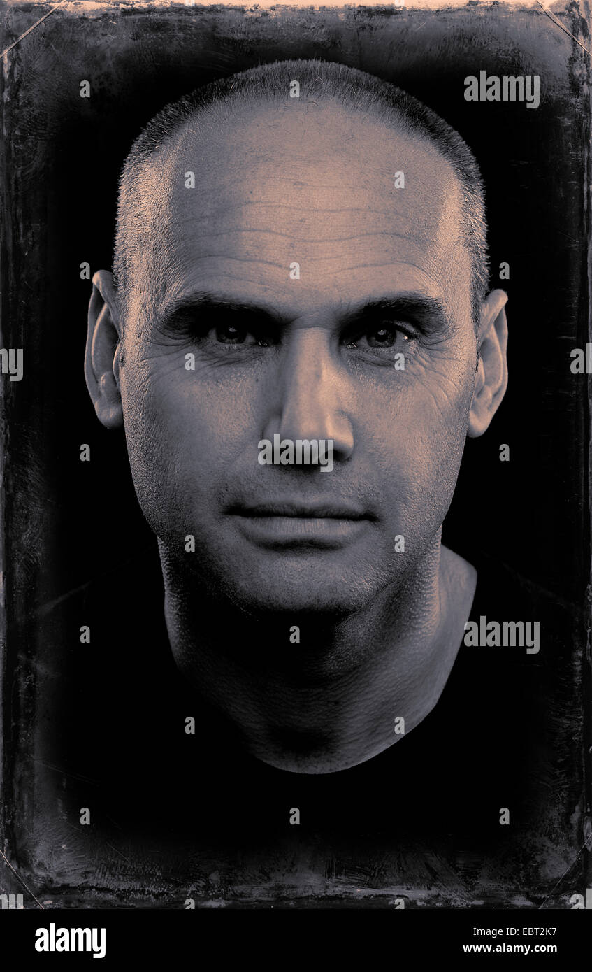 Ein Porträt von einem weißen europäischen männlichen Alter 50 Schuss in einem studio Stockfoto