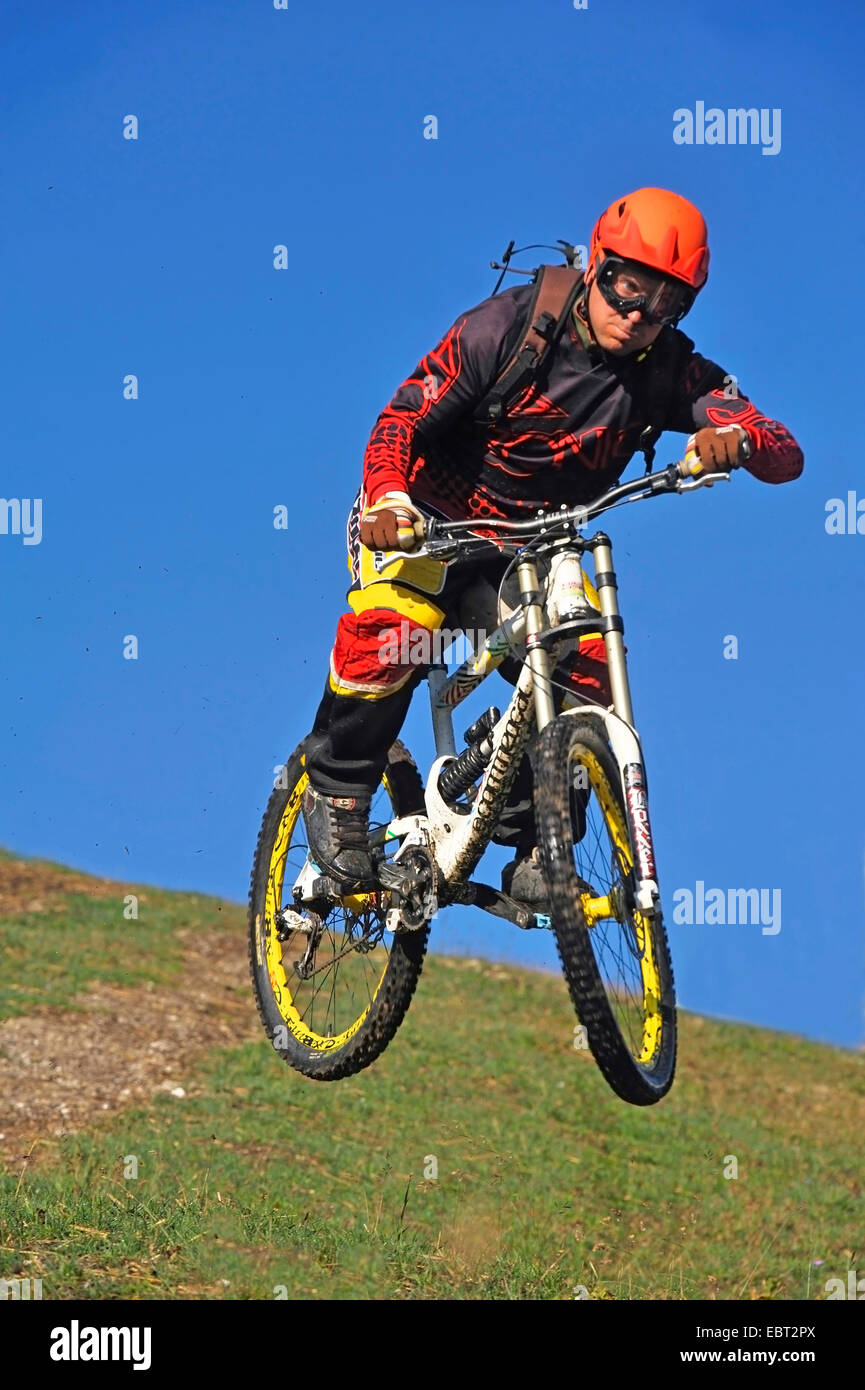 Mountainbiker springen, Frankreich, Savoie Stockfoto