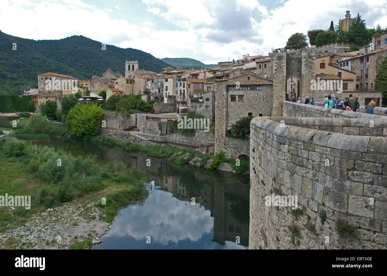 Blick auf den ummauerten und befestigten Eingang zur Stadt Besalu in Katalonien Spanien Stockfoto