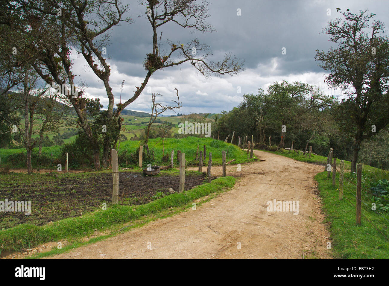 Kreuzung in der Nähe von Laguna Guatavita, Kolumbien Stockfoto