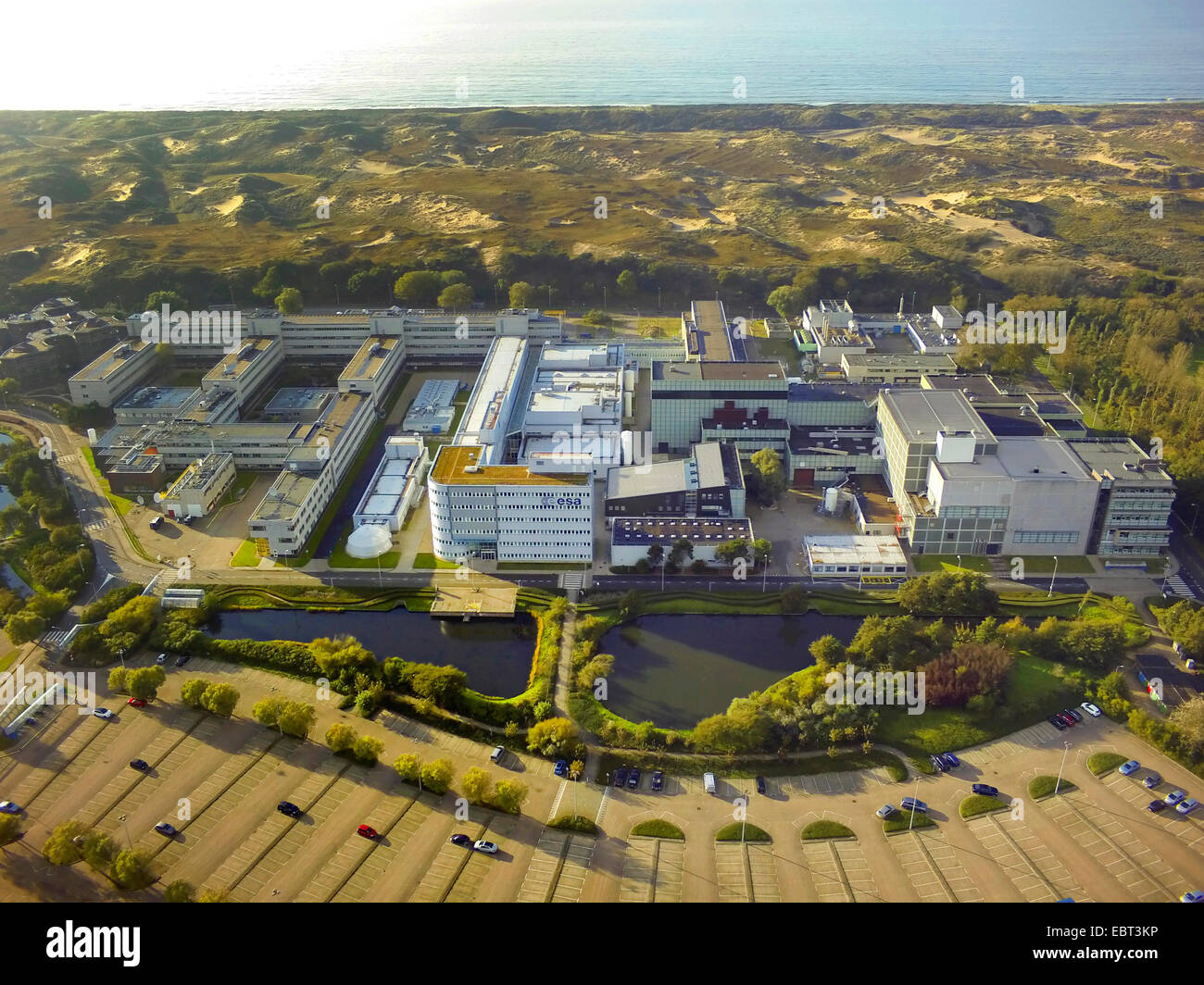 Luftaufnahme, die Europäischen Weltraumforschungs- und Technologiezentrum, Nordseeküste und Coepelduynen im Hintergrund, Niederlande, Noordwijk Aan Zee Stockfoto