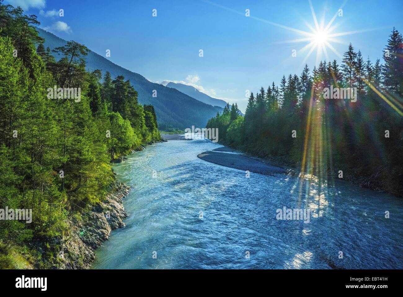 Lech-Fluss im Lechtal Tal am Sonnenaufgang, Österreich, Tirol, Lechtal Stockfoto