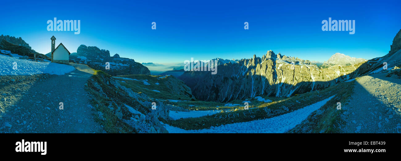 Anzeigen von Auronzo Hütte der Tre Cime di Lavaredo Berglandschaft im frühen Morgenlicht, Italien, Südtirol, Dolomiten Stockfoto