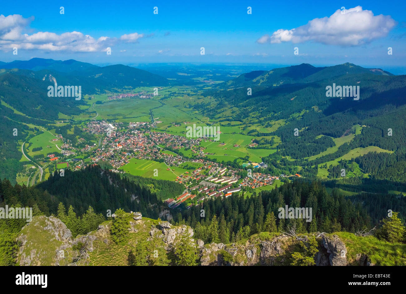 Blick vom Laber auf die Landschaft von Oberammergau, Deutschland, Bayern, Oberbayern, Oberbayern, Ammergebirge Stockfoto