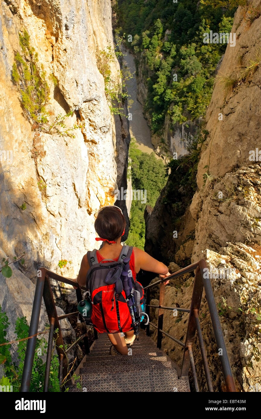 weibliche Wanderer Klettern nach unten eine Treppe durch eine schmale Schlucht, Frankreich, Alpes de Haute Provence, Parc Naturel Verdon Stockfoto