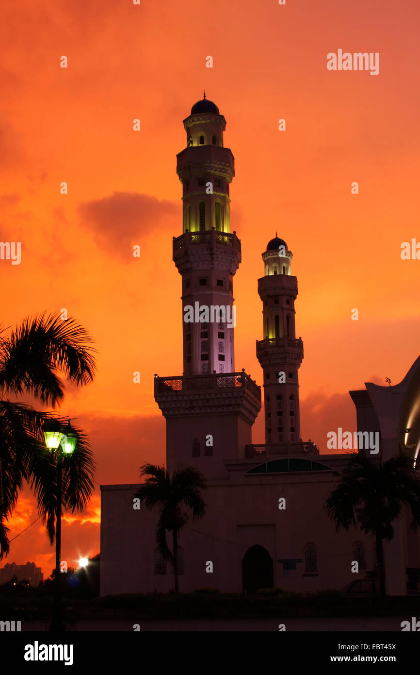 Silhouette der Moschee in den Sonnenuntergang, Kota Kinabalu, Sabah, Malaysia und Borneo Stockfoto