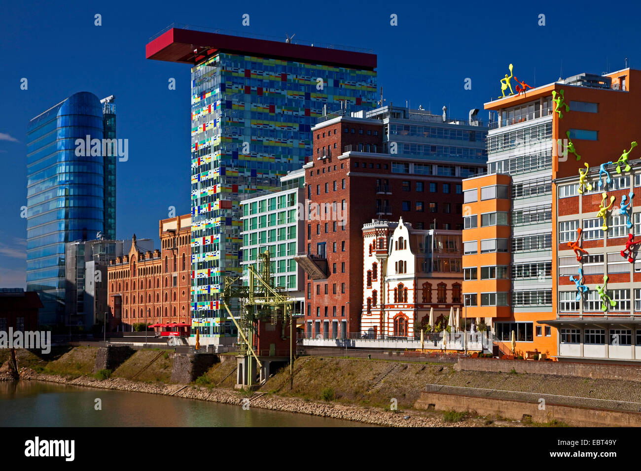 unterschiedliche Fassaden von Bürogebäuden in den Medien Hafen, Deutschland, Nordrhein-Westfalen, Düsseldorf Stockfoto