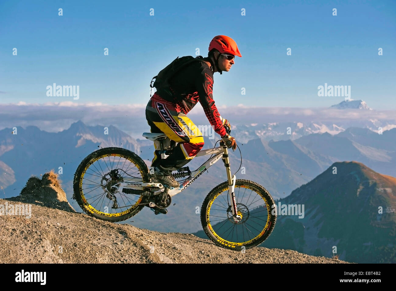 Mountainbiker fahren auf einem Berghang, Mont Blanc im Hintergrund, Frankreich, Savoie Stockfoto