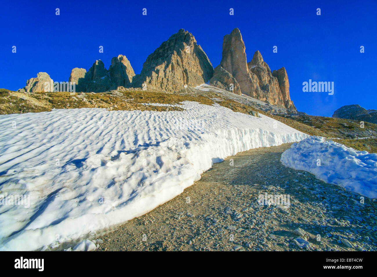 Blick auf Schneefelder auf Tre Cime di Lavaredo, Dolomiten, Südtirol, Italien Stockfoto