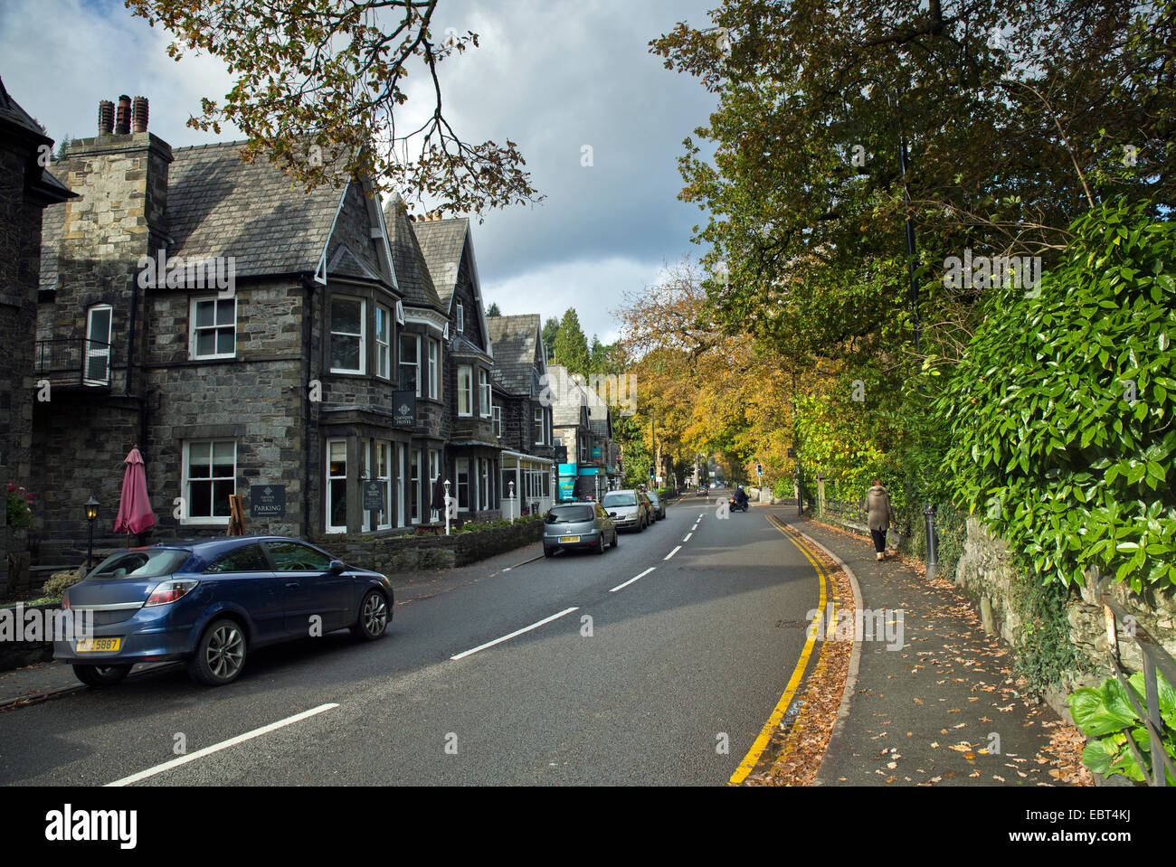 Hauptstraße der A5 Watling Straße verläuft durch Betwys Y Coed im Herbst bekannt als das Tor zum Snowdonia Stockfoto