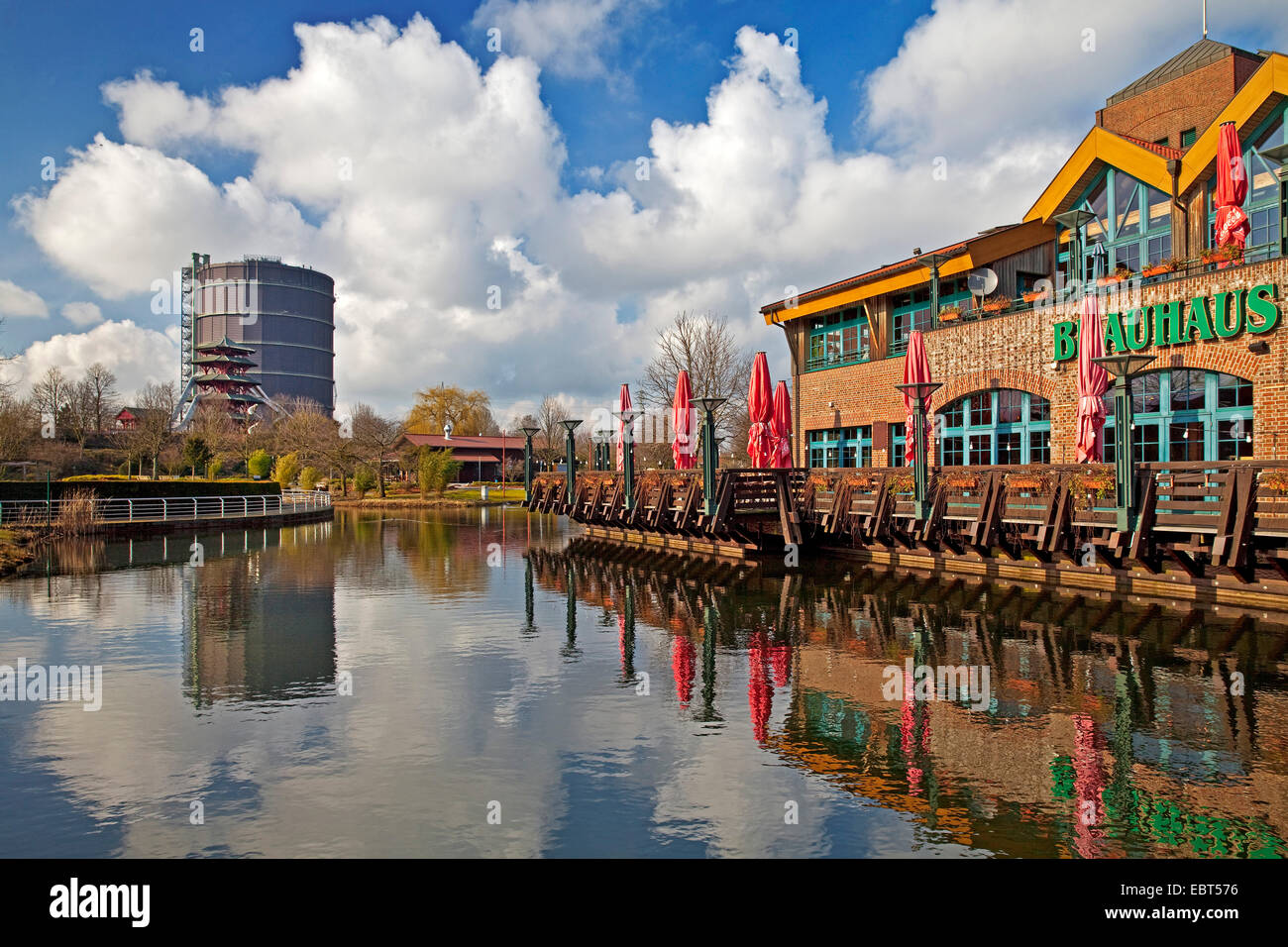 Teich und nostalgische Restaurant am Gasometer Oberhausen, Deutschland, Nordrhein-Westfalen, Ruhrgebiet, Oberhausen Stockfoto