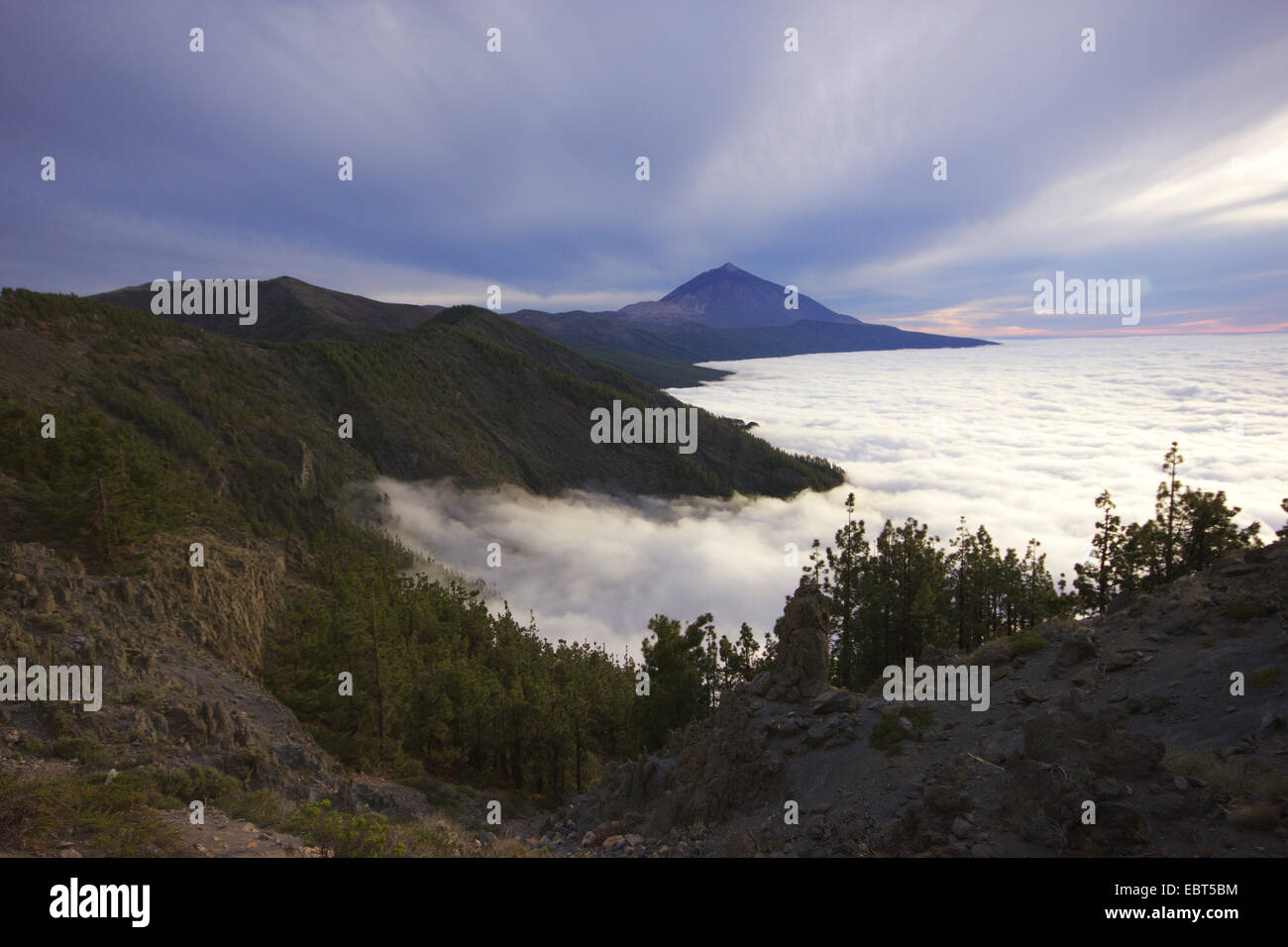 Cumbre Dorsal Bergrücken und Vulkan Teide, Tal der Otavara in Wolken, Kanaren, Teneriffa, Teide-Nationalpark Stockfoto