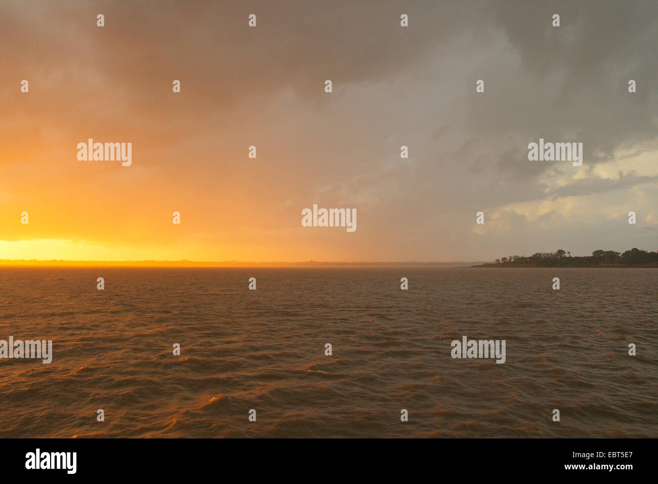 Amazonas, Rio Solim § es, bei Sonnenuntergang, Brasilien Stockfoto