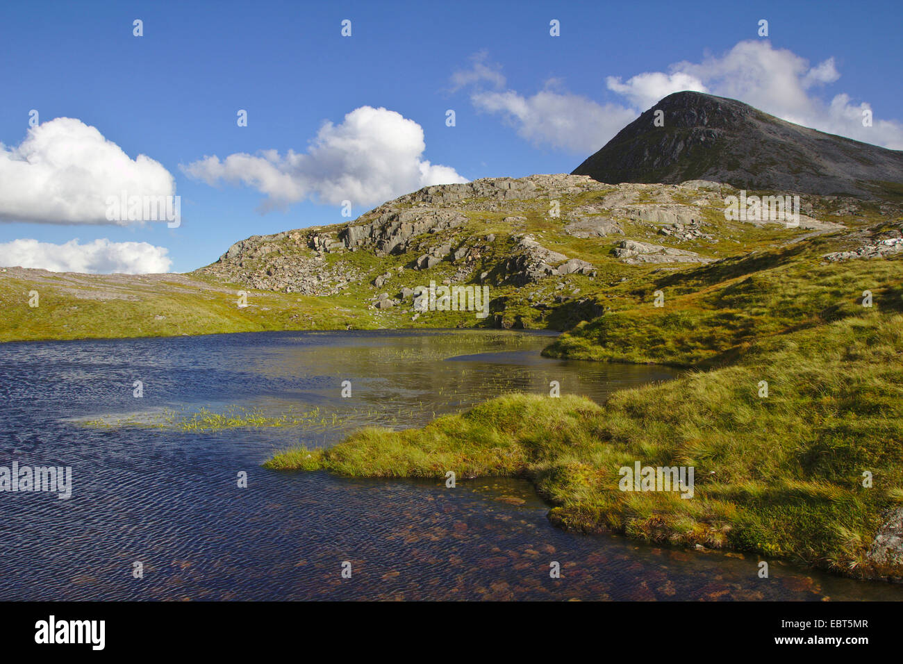Bergsee in grau Hochgebirgsflora zwischen Stob Ban und Stob Chor Claugigh, Großbritannien, Schottland, Schottisches Hochland Stockfoto