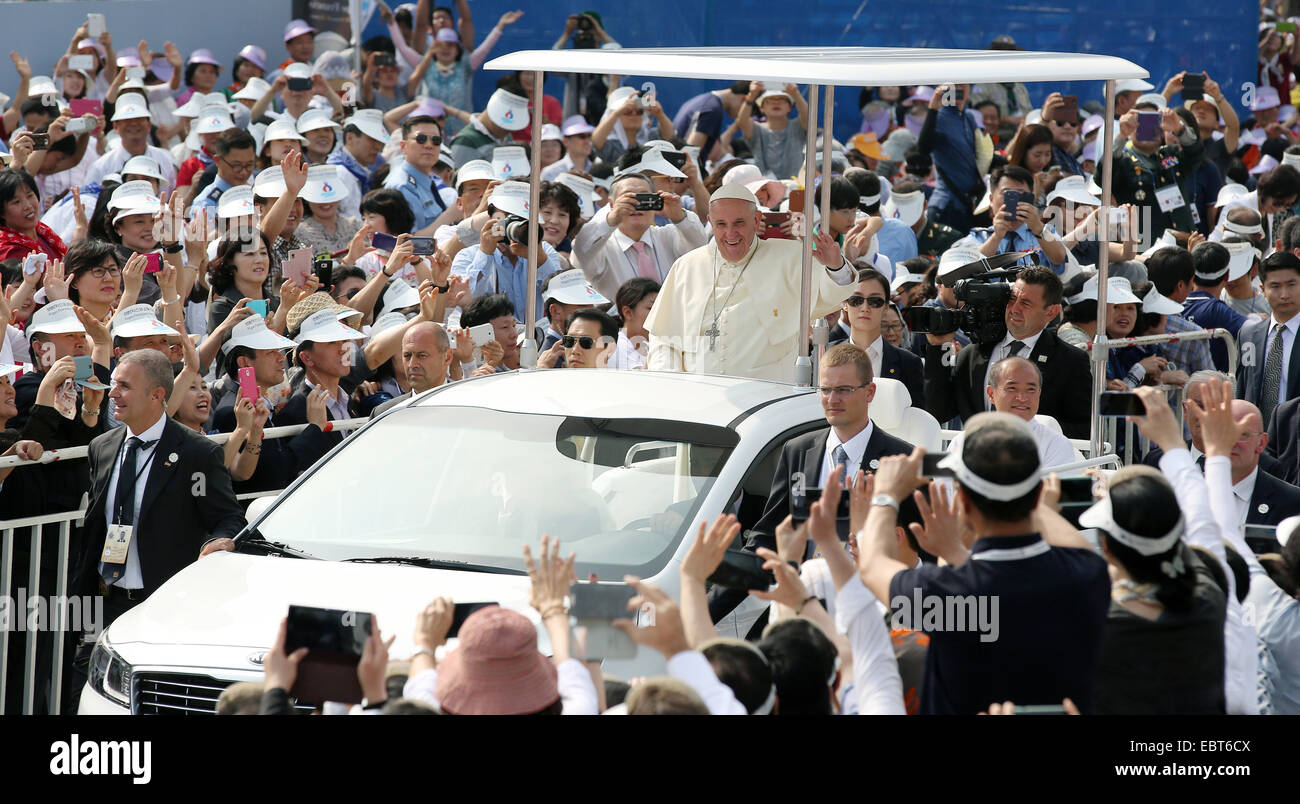 Katholische Gläubige begrüßen Papst Francis, wie er am Gwanghwamun Platz 16. August 2014 in Seoul, Südkorea kommt. Der Papst ist in Südkorea auf der erste Papstbesuch in asiatischen Nation in einem Vierteljahrhundert. Stockfoto