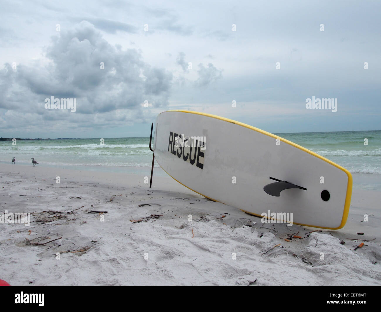 Surfbrett auf Siesta Beach, Siesta Key, Florida, USA, 7. Oktober 2014, © Katharine Andriotis zu retten Stockfoto