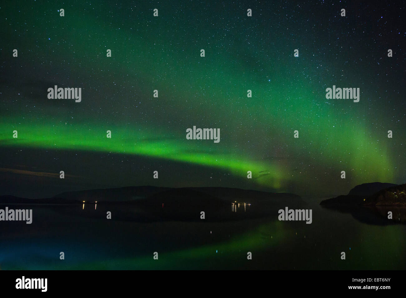 Polarlicht am Sternenhimmel Spiegelung in einem Fjord, Norwegen, Nordland, Bindalsfjorden, Terrak Stockfoto