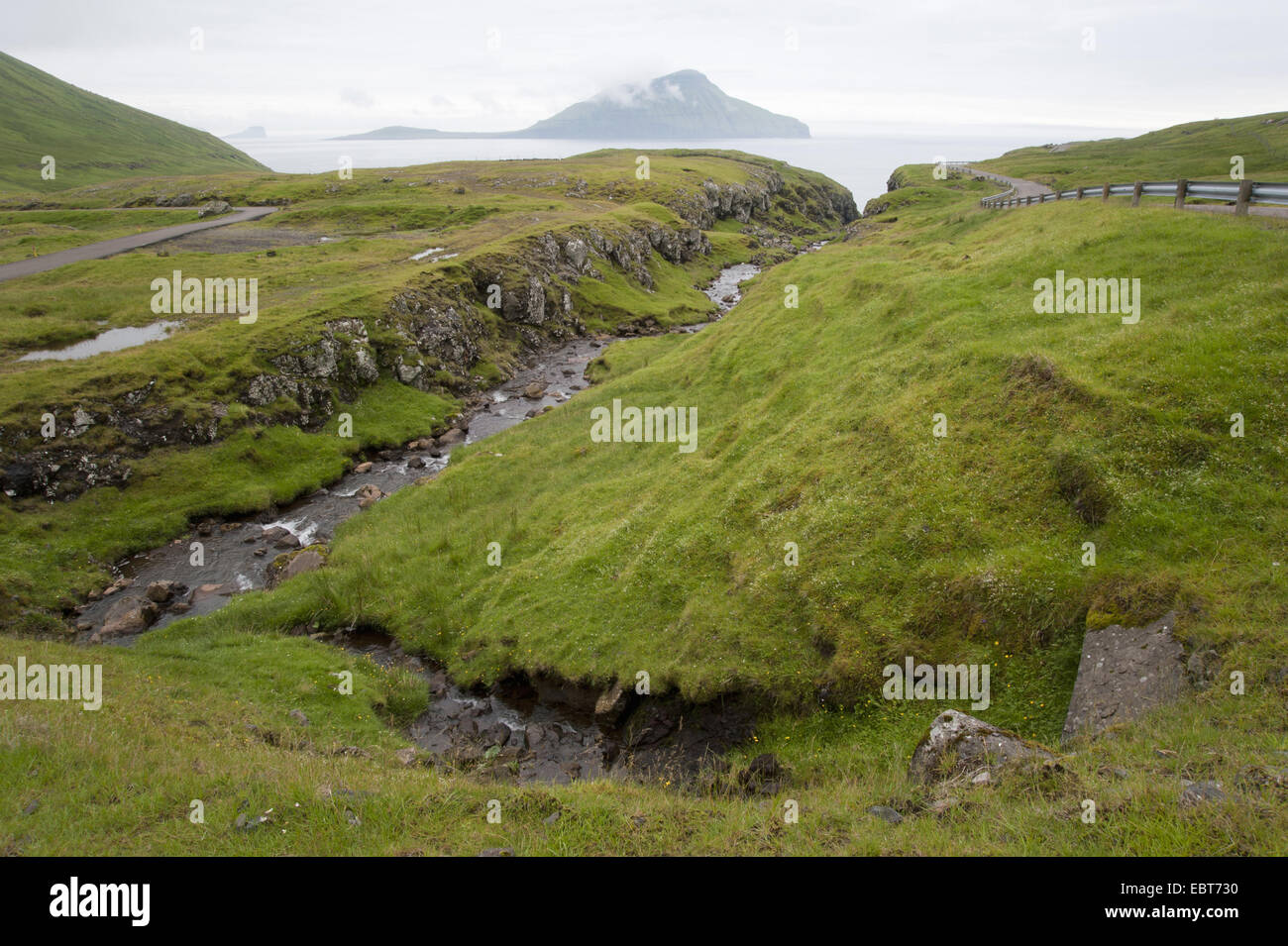 Verlauf eines Flusses in der Nähe von Nordadalur, Dänemark, Färöer Inseln Streymoy Stockfoto