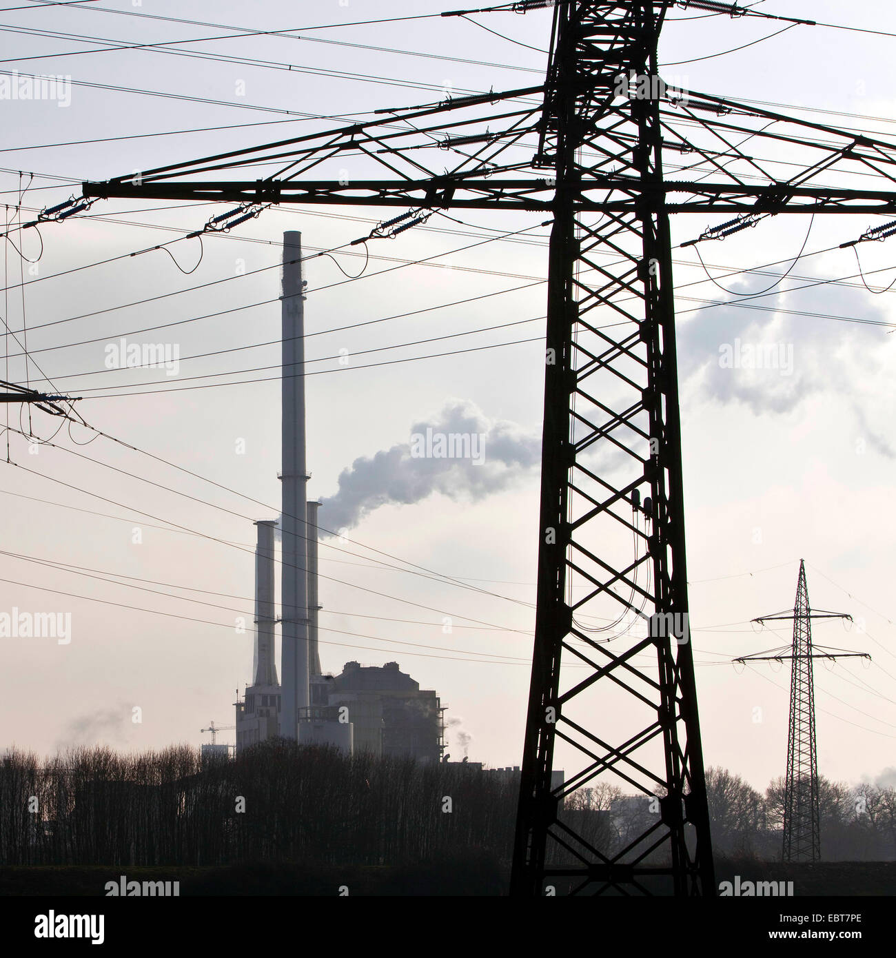Strommasten mit Hochspannungsleitungen und Industrie, Deutschland, Nordrhein-Westfalen Stockfoto