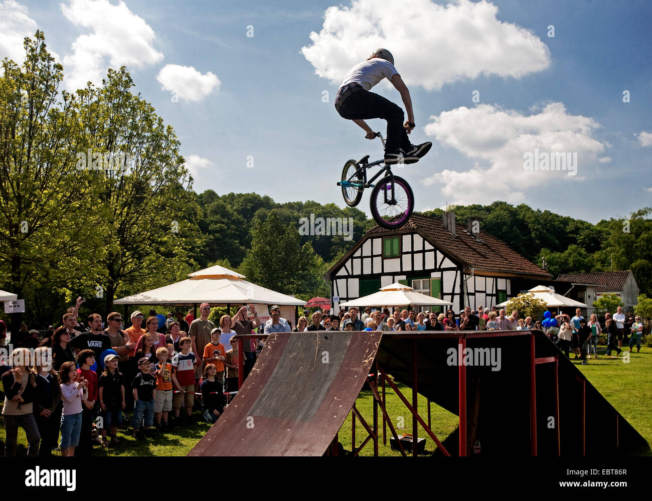 Freestyle-BMX Spektakel am alten Fährhaus, Witten, Ruhrgebiet, Nordrhein-Westfalen, Deutschland Stockfoto