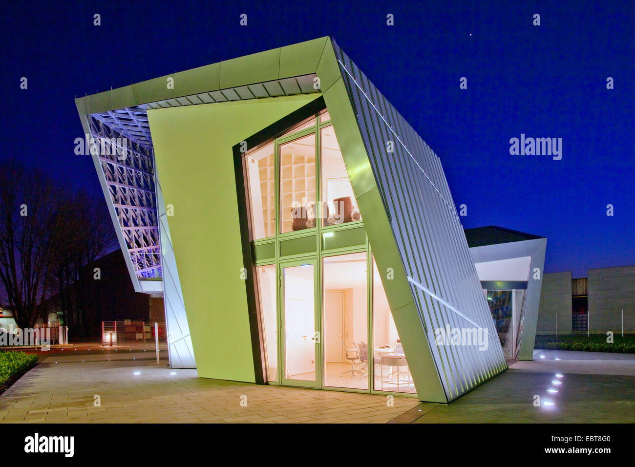 die beleuchtete Libeskind Villa in der Dämmerung, Deutschland, Nordrhein-Westfalen, Ruhrgebiet, Datteln Stockfoto