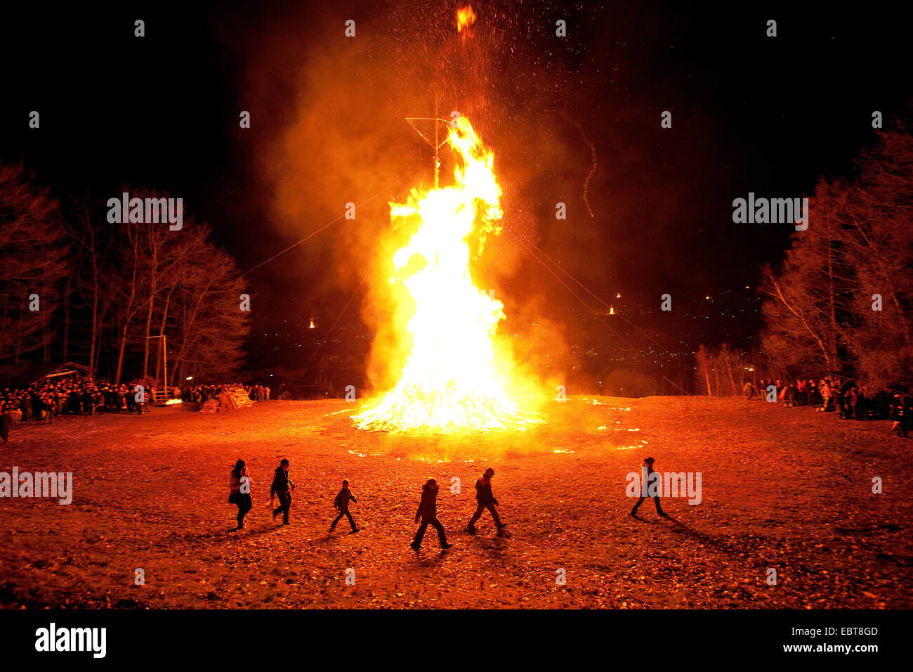 eine Menge Leute herum ein großes Osterfeuer, Attendorn, Sauerland, Nordrhein-Westfalen, Deutschland Stockfoto