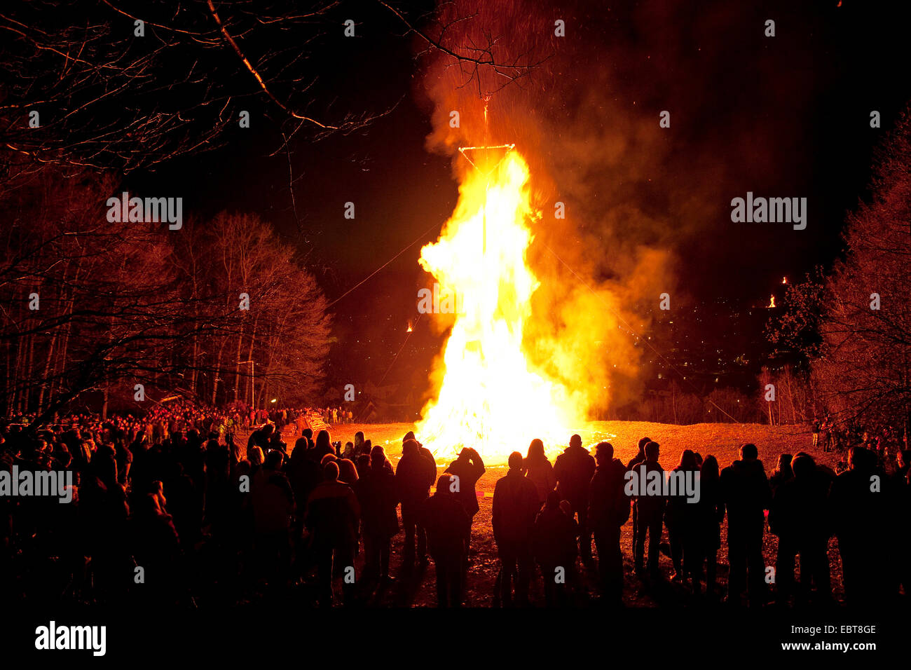 eine Menge Leute herum ein großes Osterfeuer, Attendorn, Sauerland, Nordrhein-Westfalen, Deutschland Stockfoto