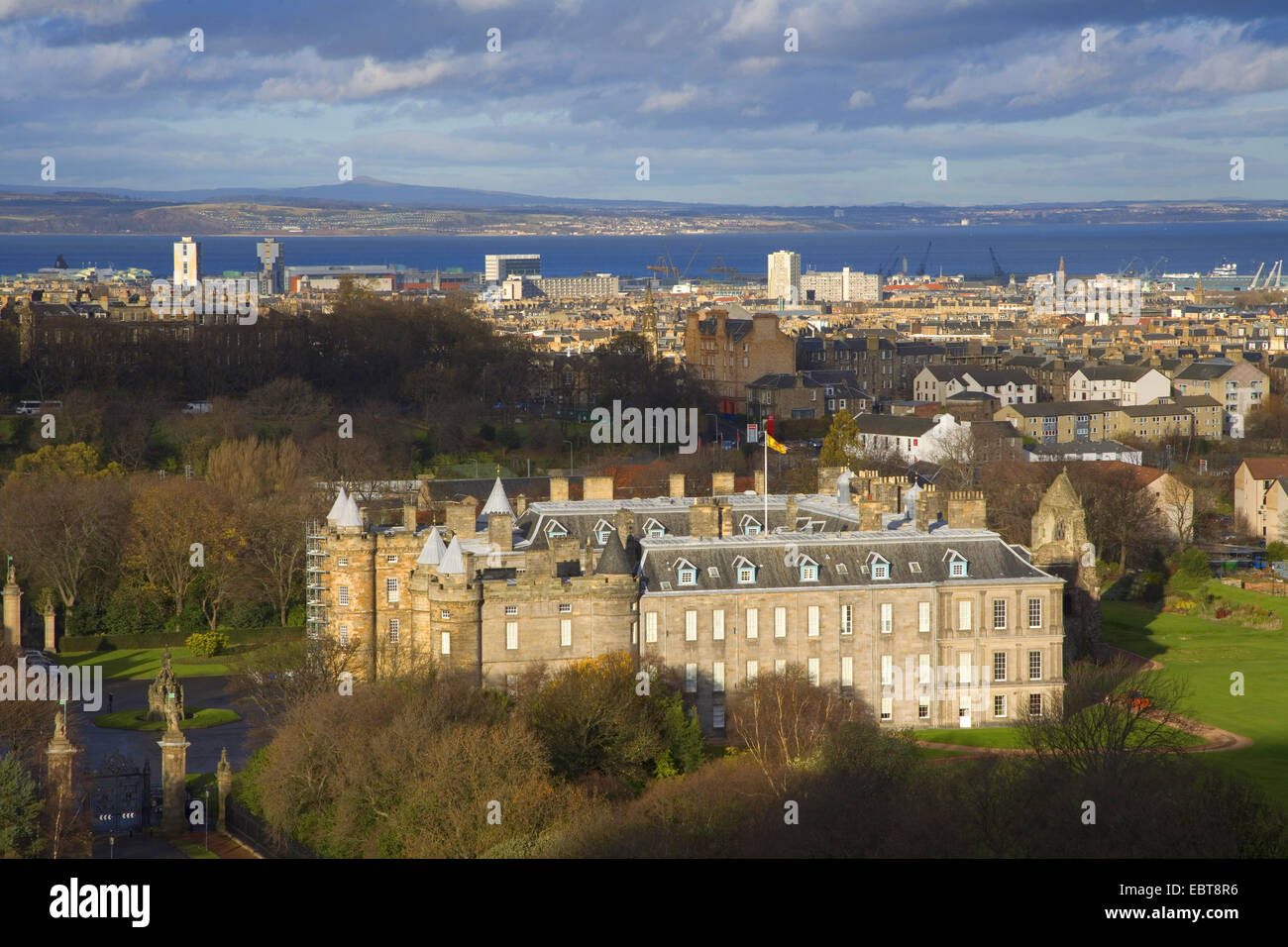 Blick über Holyrood Palace und Edinburgh Stadtzentrum von Salisbury Crags, Edinburgh, Schottland, Vereinigtes Königreich Stockfoto