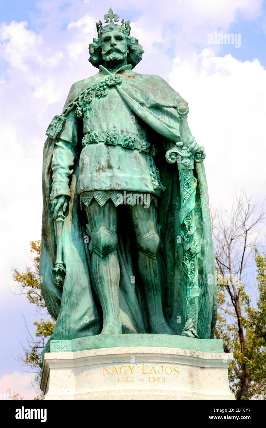 Budapest, Ungarn. Heldenplatz (Hosok ter) Millennium Monument, Statue von Lajos Nagy (1326-1382. König Ludwig der Große von Ungarn; 1342-82) Stockfoto