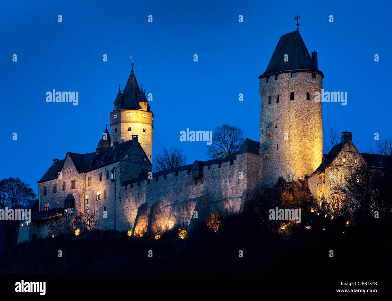beleuchtete Burg Altena am Abend, Altena, Sauerland, Nordrhein-Westfalen, Deutschland Stockfoto