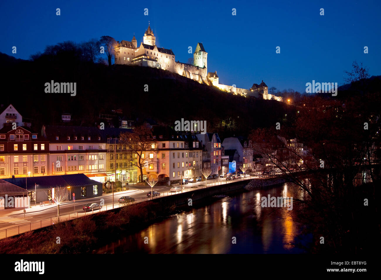 mit Blick auf Fluss Lenne und beleuchtete Burg Altena am Abend Licht, Altena, Sauerland, Nordrhein-Westfalen, Deutschland Stockfoto