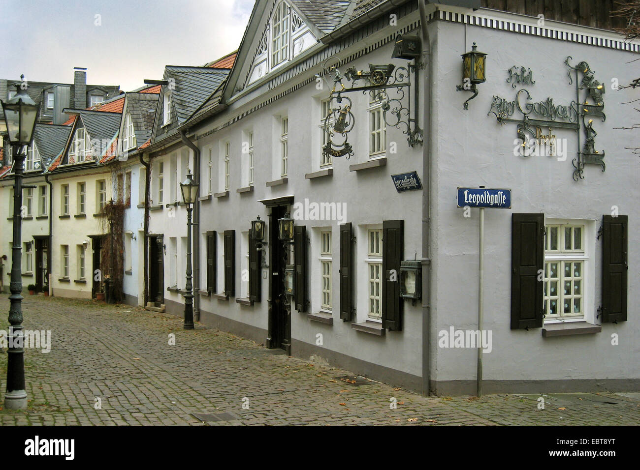 Gasse in der alten Stadt Lüdenscheid zur blauen Stunde, Lüdenscheid, Sauerland, Nordrhein-Westfalen, Deutschland Stockfoto