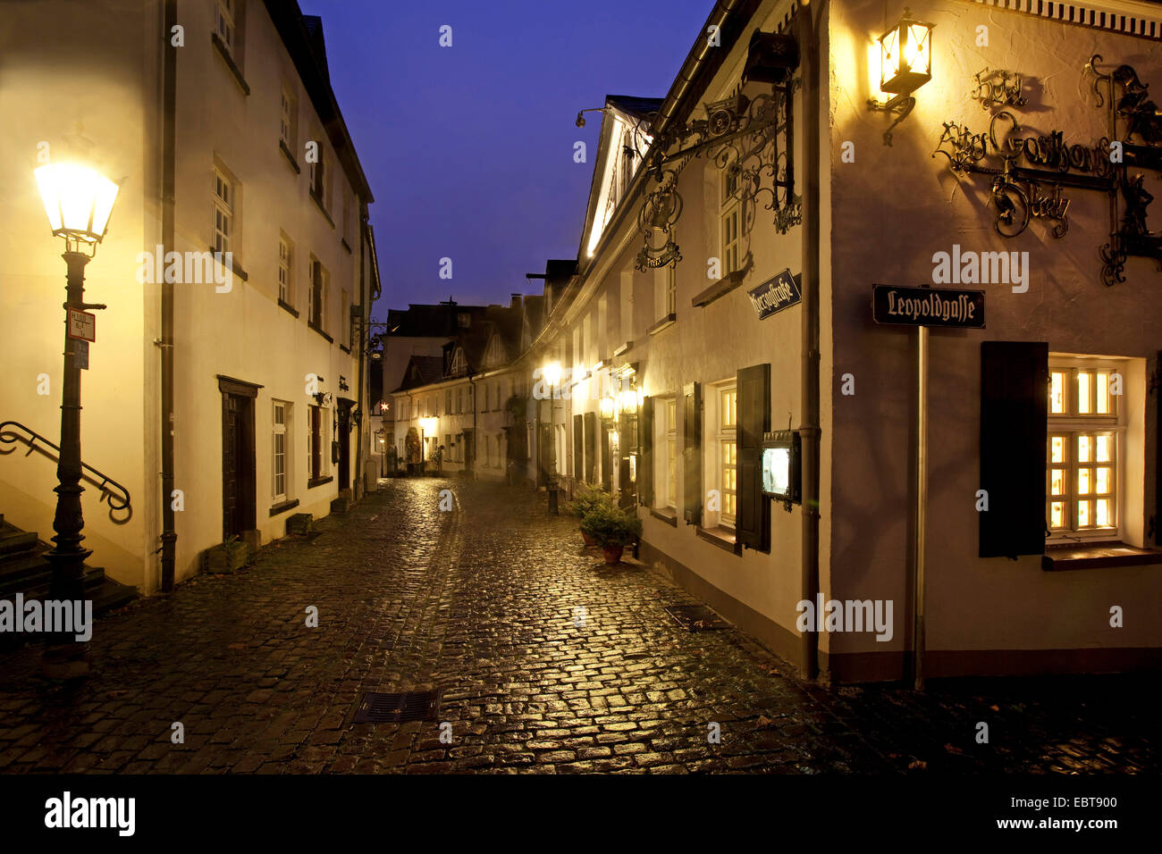Gasse in der alten Stadt Lüdenscheid zur blauen Stunde, Lüdenscheid, Sauerland, Nordrhein-Westfalen, Deutschland Stockfoto