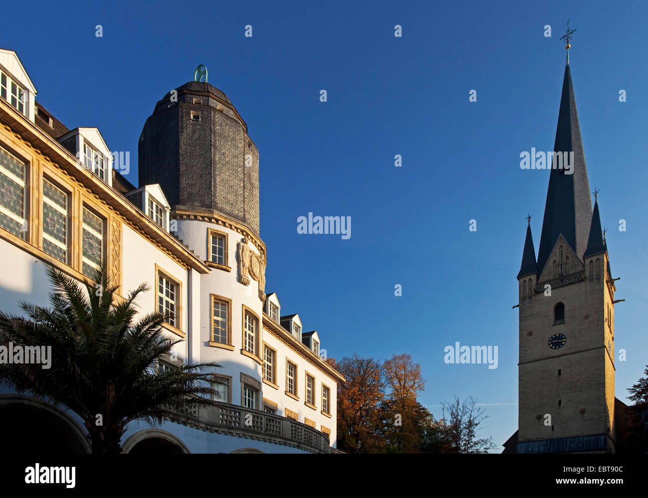 Altes Rathaus mit Kirche St. Vincent, Deutschland, Nordrhein-Westfalen, Sauerland, Menden Stockfoto