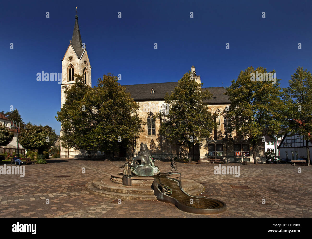 St. Magnus-Kirche und Brunnen auf dem Kirchplatz in Niedermarsberg, Deutschland, Nordrhein-Westfalen, Sauerland, Marsberg Stockfoto