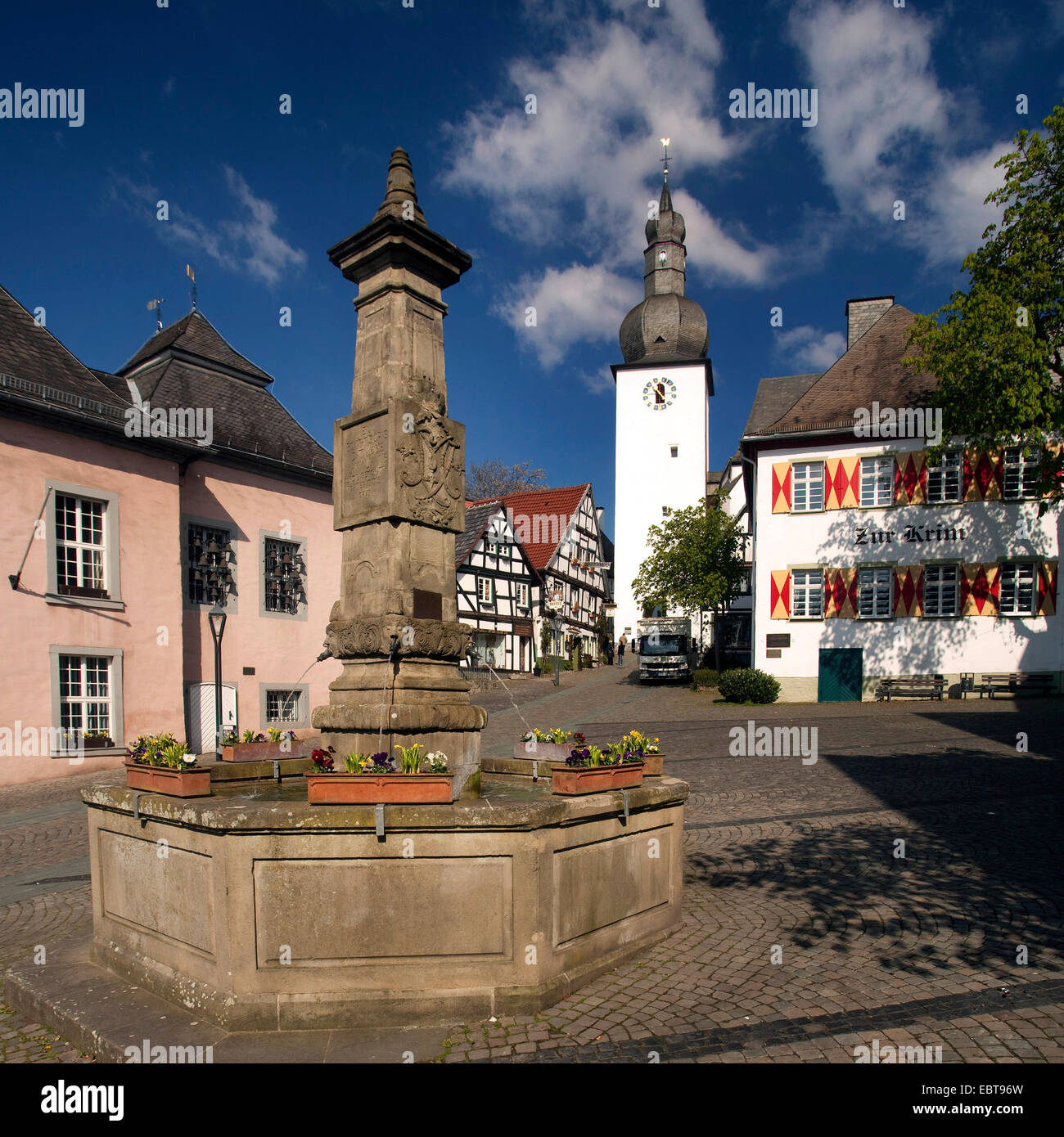 Alter Markt, Rathaus, Glockenturm und Maximilianbrunnen, Deutschland, Nordrhein-Westfalen, Sauerland, Arnsberg Stockfoto