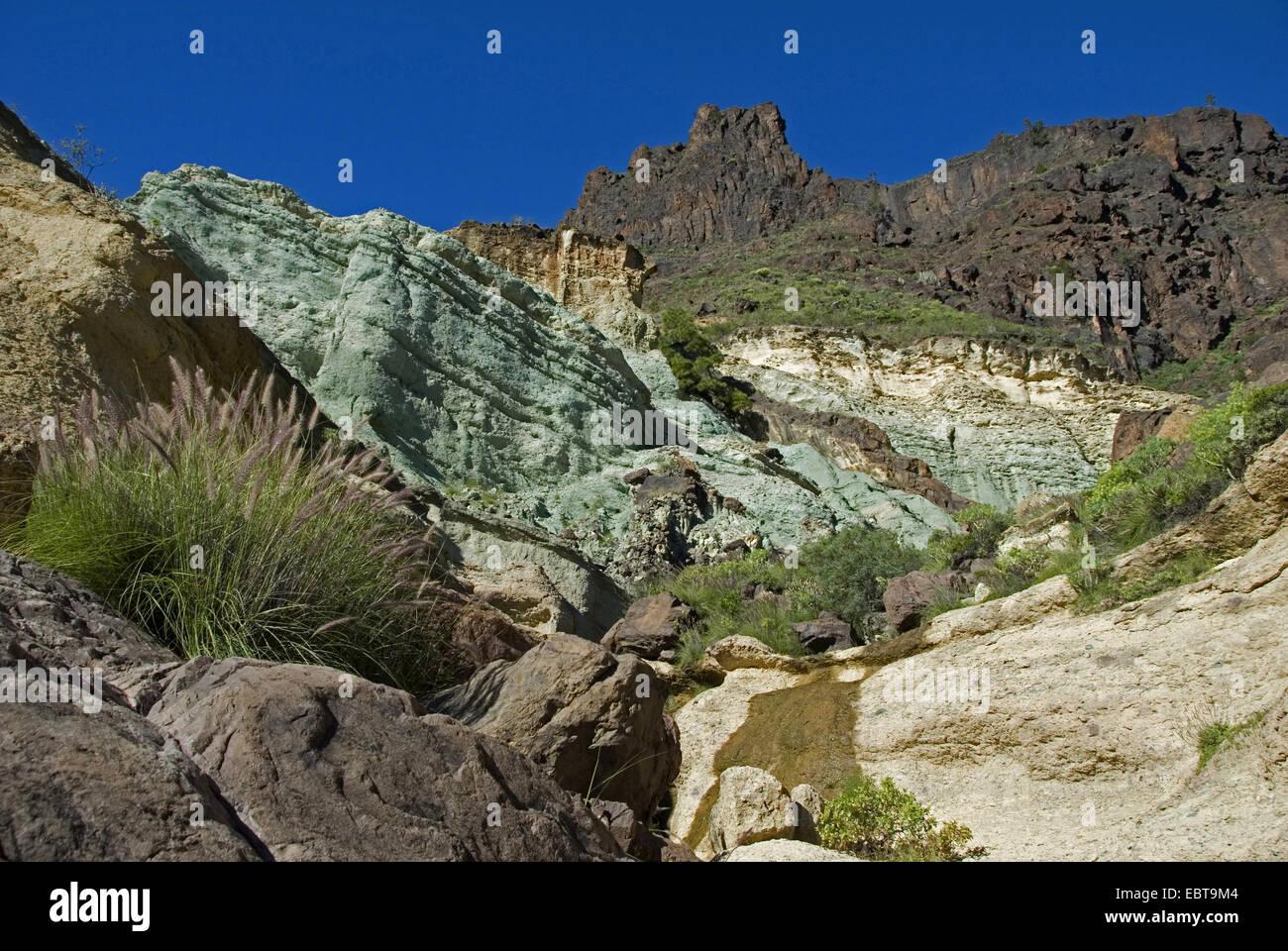 sich abzeichnende Berge mit bunten Flecken mit Eisen Natriumsilikat, Kanarische Inseln, Gran Canaria, Los Azulejos Stockfoto