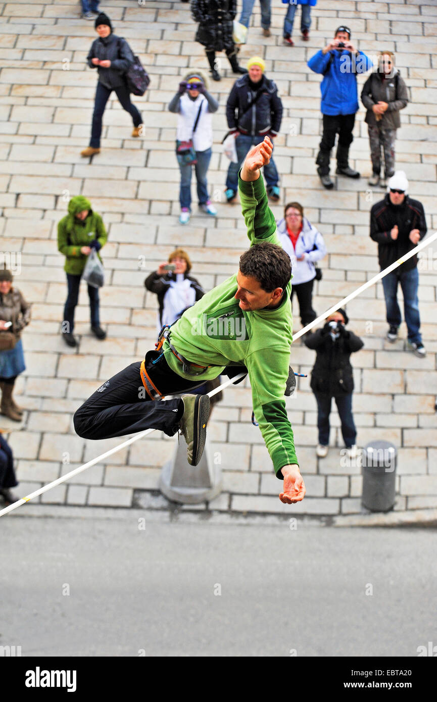 Mann auf einem Highline slackline über eine Gasse verlieren Gleichgewicht, Frankreich, Savoie, Val-dAEIsÞre Stockfoto