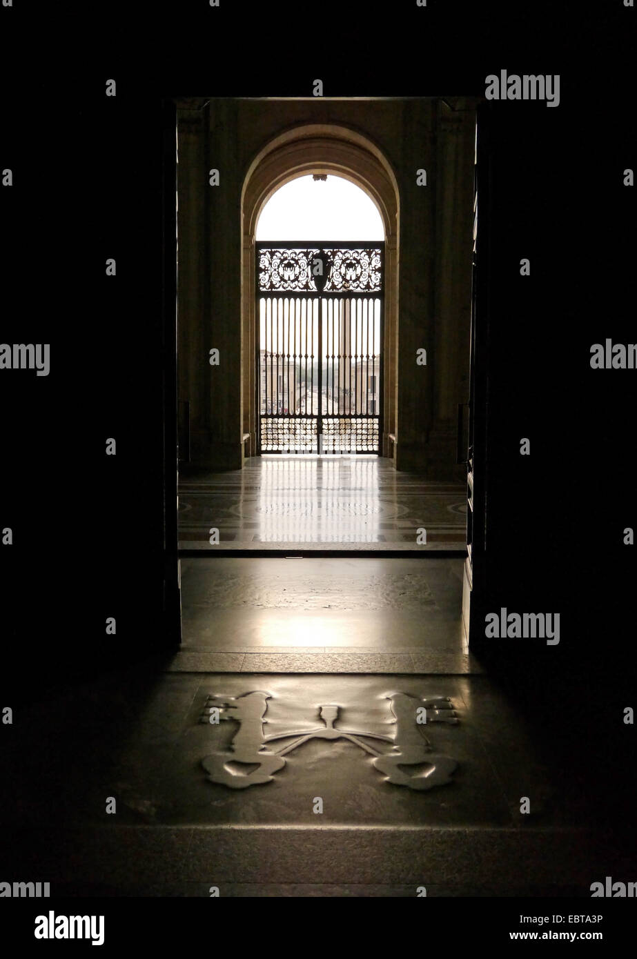 Geschlossene Tür im Petersdom, Rom - innen entnommen Stockfoto