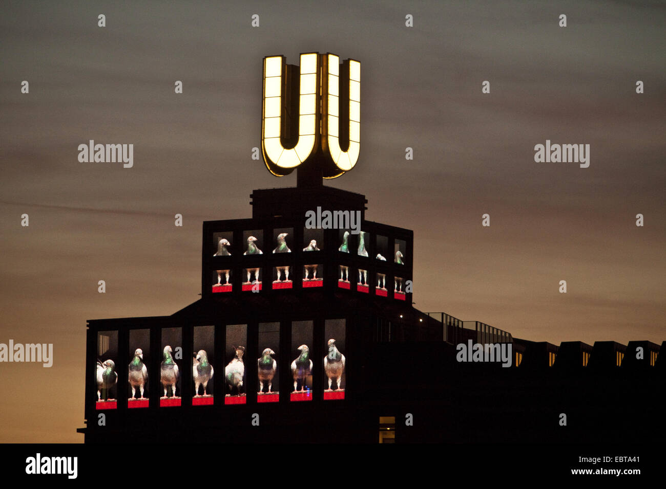 Dortmunder U-Turm im Abendlicht, Dortmund, Ruhrgebiet, Nordrhein-Westfalen, Deutschland Stockfoto