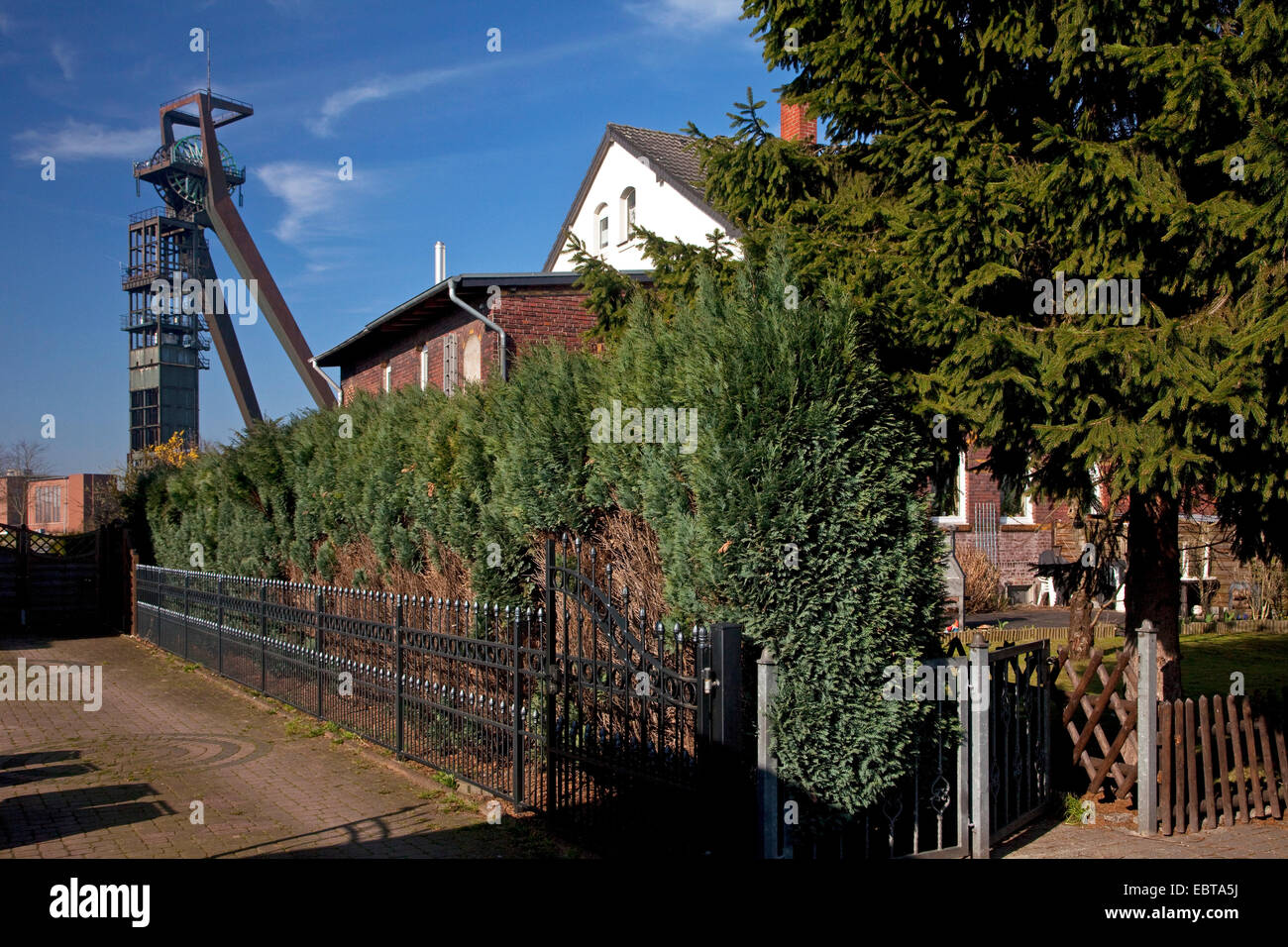 Arbeitnehmer-Siedlung Hochlarmark und Pit Frame, Recklinghausen, Ruhrgebiet, Nordrhein-Westfalen, Deutschland Stockfoto