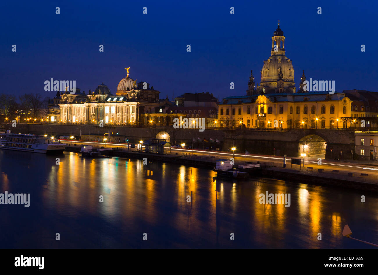 historische Altstadt mit Dresdener Frauenkirche und Akademie der bildenden Künste bei Nacht, Deutschland, Sachsen, Dresden Stockfoto