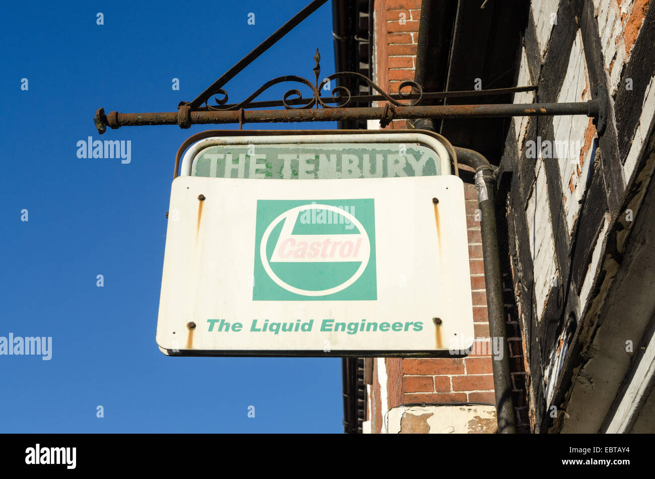 Alten verblichenen Zeichen Werbung Castrol Öl hängen in Tenbury Wells, Worcestershire Stockfoto
